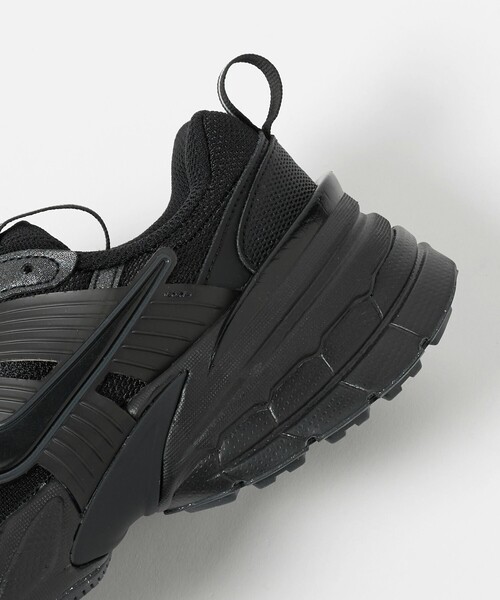 NIKE(ナイキ)の「<NIKE>V2K ラン BLK スニーカー(スニーカー・レディース・ブラック・25.5cm/25cm/22.5cm/23.5cm/23cm/24.5cm/24cm)」の9枚目の写真