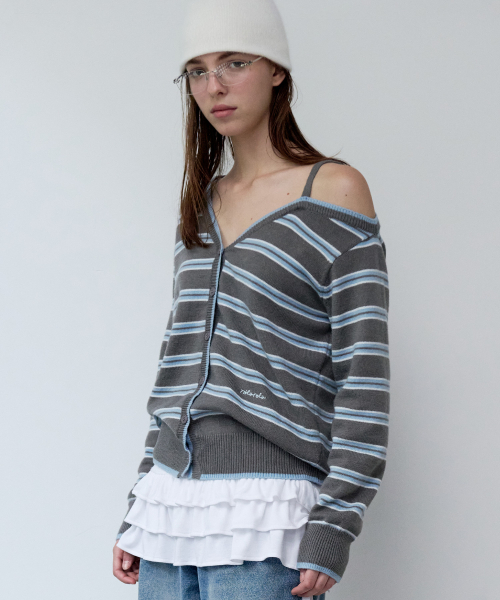 ROLAROLA(ロラロラ)の「ONE OFF SHOULDER STRIPE WOOL BLENDED CARDIGAN GRAY(カーディガン/ボレロ・レディース・グレー・FREE)」の2枚目の写真