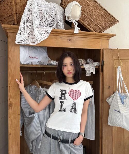ROLAROLA(ロラロラ)の「ONE OFF SHOULDER STRIPE WOOL BLENDED CARDIGAN GRAY(カーディガン/ボレロ・レディース・グレー・FREE)」の3枚目の写真