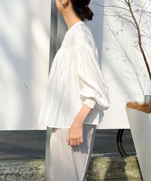 MICO COULIER（ミコクリエ）の「シルキーローンブラウス（シャツ/ブラウス・レディース・イエロー/ラベンダー/オフホワイト・38）」の12枚目の写真