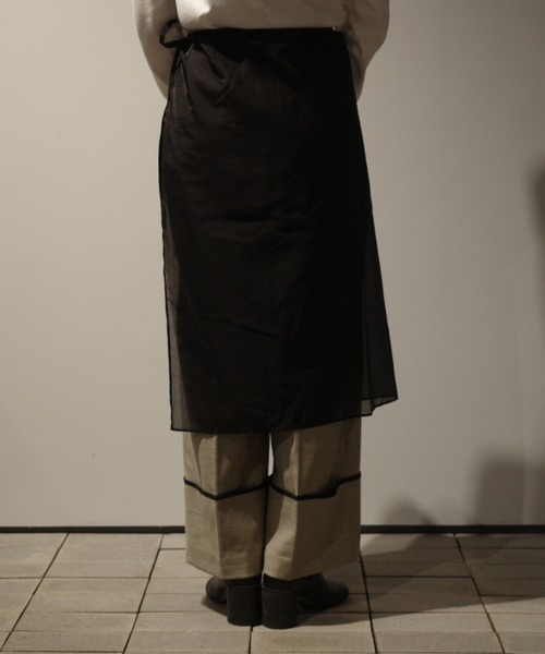 MANOF（マノフ）の「MANOF SKIRT LAYERED WIDE PANTS（その他パンツ・レディース・ベージュ/ブラック・SMALL/MEDIUM）」の6枚目の写真