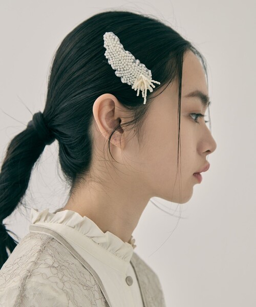 tanakadaisuke（タナカダイスケ）の「【tanakadaisuke/タナカダイスケ】feather beads barrette Right/フェザービーズバレッタ(右側)（バレッタ/ヘアクリップ・レディース・ホワイト・FREE）」の2枚目の写真
