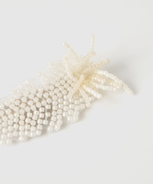 tanakadaisuke（タナカダイスケ）の「【tanakadaisuke/タナカダイスケ】feather beads barrette Right/フェザービーズバレッタ(右側)（バレッタ/ヘアクリップ・レディース・ホワイト・FREE）」の5枚目の写真