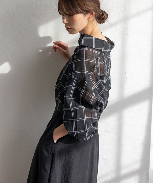 VitaFelice(ヴィータフェリーチェ)の「チェック柄シアールーズシャツ オーバーサイズ(シャツ/ブラウス・レディース・ホワイト/ブラック・FREE)」の3枚目の写真