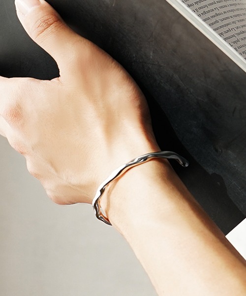 MinoriTY(マイノリティ)の「【MinoriTY select】ツイストナローバングル ブレスレット メンズ ウィメンズ ユニセックス(ブレスレット・メンズ・シルバー・M)」の1枚目の写真