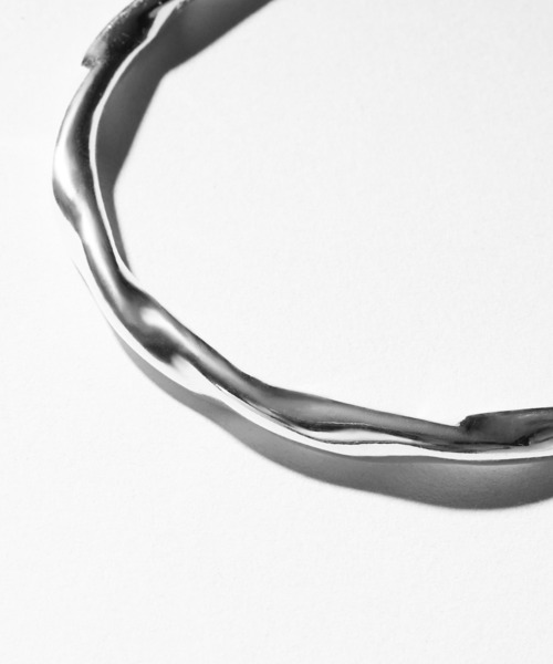 MinoriTY(マイノリティ)の「【MinoriTY select】ツイストナローバングル ブレスレット メンズ ウィメンズ ユニセックス(ブレスレット・メンズ・シルバー・M)」の6枚目の写真