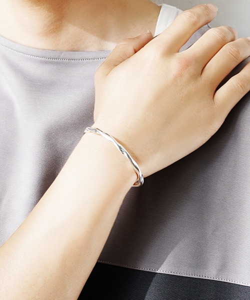 MinoriTY(マイノリティ)の「【MinoriTY select】ツイストナローバングル ブレスレット メンズ ウィメンズ ユニセックス(ブレスレット・メンズ・シルバー・M)」の4枚目の写真