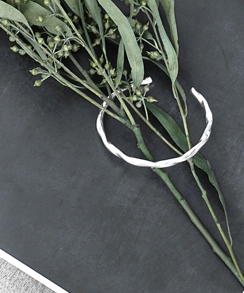 MinoriTY(マイノリティ)の「【MinoriTY select】ツイストナローバングル ブレスレット メンズ ウィメンズ ユニセックス(ブレスレット・メンズ・シルバー・M)」の3枚目の写真