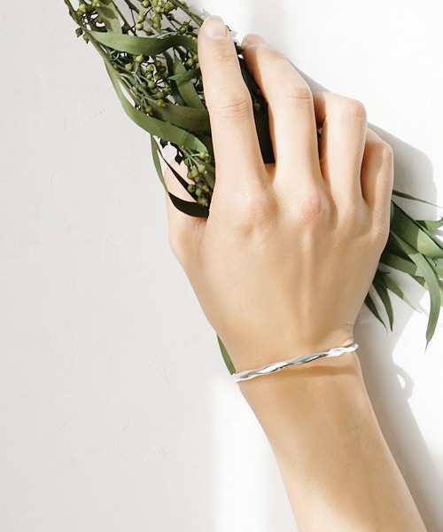MinoriTY(マイノリティ)の「【MinoriTY select】ツイストナローバングル ブレスレット メンズ ウィメンズ ユニセックス(ブレスレット・メンズ・シルバー・M)」の2枚目の写真