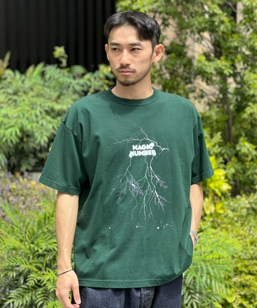 MAGIC NUMBER(マジック ナンバー)の「【MAGIC NUMBER】THUNDER US COTTON S/S T-SHIRT(Tシャツ/カットソー・メンズ・ブラック/グリーン/ネイビー・MEDIUM/X-LARGE/LARGE)」の2枚目の写真