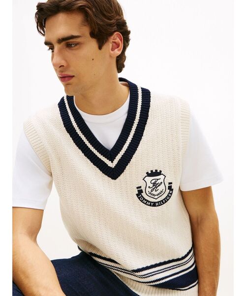 TOMMY HILFIGER（トミーヒルフィガー）の「アスレジャーVネックニットベスト（ニット/セーター・メンズ・ホワイト・SMALL/MEDIUM/LARGE/X-LARGE）」の2枚目の写真