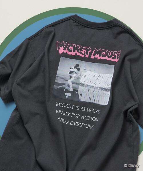 FREAK'S STORE(フリークスストア)の「限定展開/DISNEY/ディズニー/ミッキーマウス /モノクロ バックプリント クルーネック Tシャツ/Scene(Tシャツ/カットソー・メンズ・スミクロ/ホワイト/ブラウン/アッシュグレー・SMALL/MEDIUM/LARGE)」の1枚目の写真