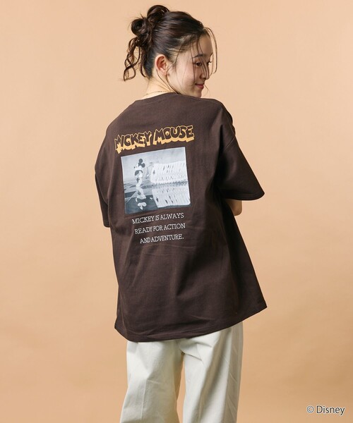 FREAK'S STORE(フリークスストア)の「限定展開/DISNEY/ディズニー/ミッキーマウス /モノクロ バックプリント クルーネック Tシャツ/Scene(Tシャツ/カットソー・メンズ・スミクロ/ホワイト/ブラウン/アッシュグレー・SMALL/MEDIUM/LARGE)」の22枚目の写真