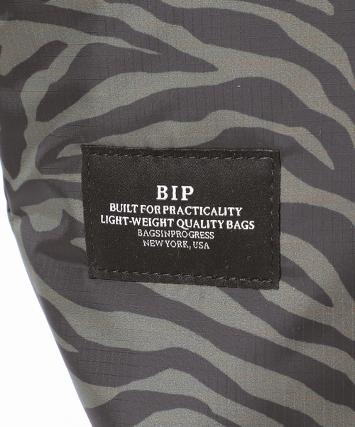 journal standard L'essage（ジャーナルスタンダードレサージュ）の「【BAGS IN PROGRESS】Zipper Duffle Small：ショルダーバッグ（ショルダーバッグ・レディース・カーキ・FREE）」の3枚目の写真