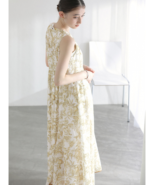 La TOTALITE（ラトータリテ）の「【洗える】フルーツジュイプリントワンピース（ワンピース・レディース・ブラウン/レモンイエロー・36/38）」の2枚目の写真