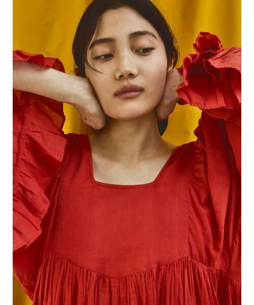 FIKA.(フィーカ)の「2way hem frill cotton onepiece(ワンピース・レディース・オフホワイト/レッド・MEDIUM)」の8枚目の写真