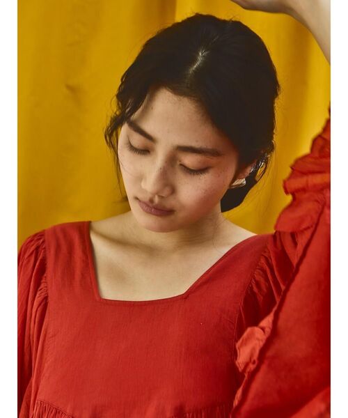FIKA.(フィーカ)の「2way hem frill cotton onepiece(ワンピース・レディース・オフホワイト/レッド・MEDIUM)」の9枚目の写真