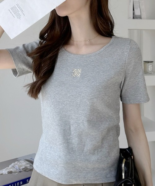 Ada.（エイダ）の「フロントロゴ刺繍 Ｕネック 半袖 Tシャツ（Tシャツ/カットソー・レディース・チャコール/ブラック/グレー/オフホワイト・FREE）」の3枚目の写真