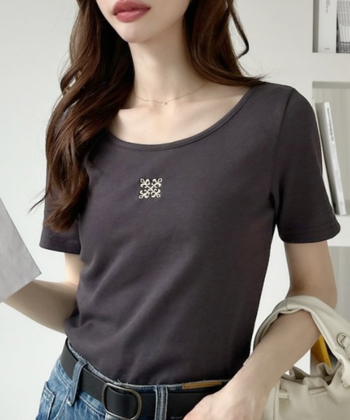 Ada.（エイダ）の「フロントロゴ刺繍 Ｕネック 半袖 Tシャツ（Tシャツ/カットソー・レディース・チャコール/ブラック/グレー/オフホワイト・FREE）」の4枚目の写真