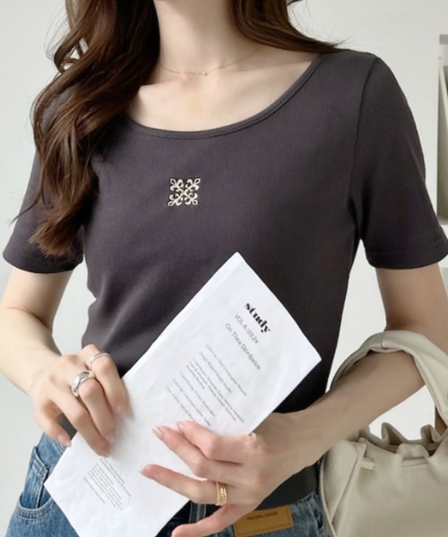 Ada.（エイダ）の「フロントロゴ刺繍 Ｕネック 半袖 Tシャツ（Tシャツ/カットソー・レディース・チャコール/ブラック/グレー/オフホワイト・FREE）」の18枚目の写真