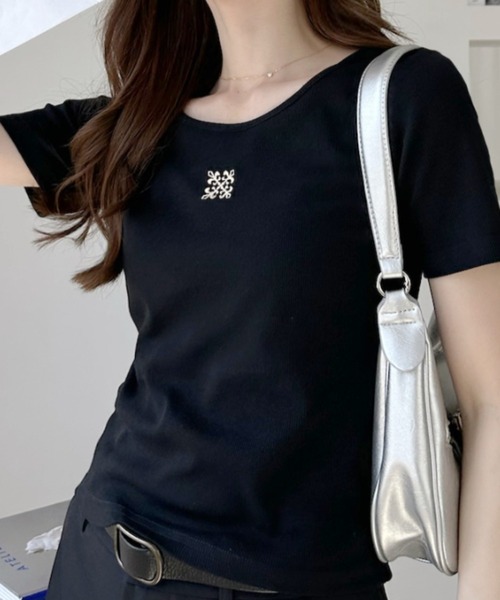 Ada.（エイダ）の「フロントロゴ刺繍 Ｕネック 半袖 Tシャツ（Tシャツ/カットソー・レディース・チャコール/ブラック/グレー/オフホワイト・FREE）」の5枚目の写真