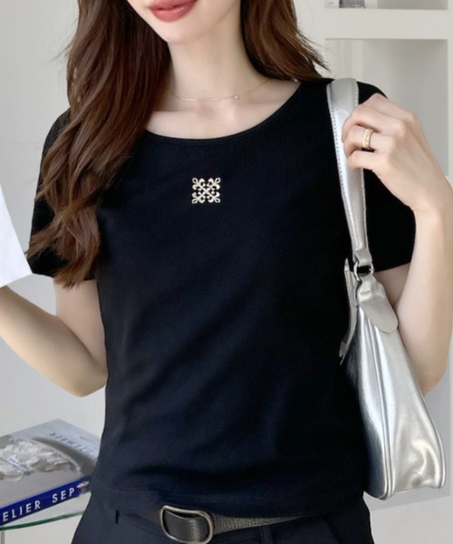 Ada.（エイダ）の「フロントロゴ刺繍 Ｕネック 半袖 Tシャツ（Tシャツ/カットソー・レディース・チャコール/ブラック/グレー/オフホワイト・FREE）」の6枚目の写真