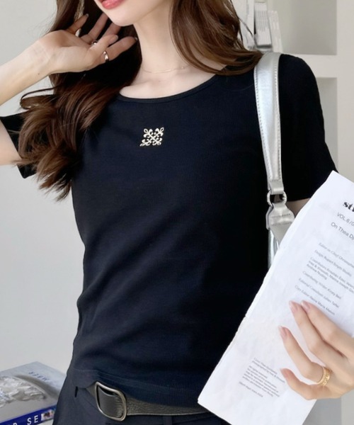 Ada.（エイダ）の「フロントロゴ刺繍 Ｕネック 半袖 Tシャツ（Tシャツ/カットソー・レディース・チャコール/ブラック/グレー/オフホワイト・FREE）」の7枚目の写真