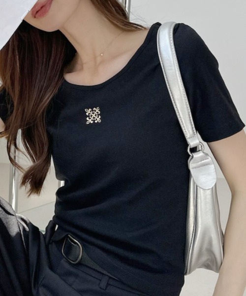 Ada.（エイダ）の「フロントロゴ刺繍 Ｕネック 半袖 Tシャツ（Tシャツ/カットソー・レディース・チャコール/ブラック/グレー/オフホワイト・FREE）」の10枚目の写真