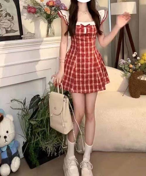 gossip!ロサンゼルス(ゴシップロサンゼルス)の「レッドチェック ガーリー フリルスリーブ ワンピース スクエアネック ハイウエスト A ライン コーデ 2026 夏(ワンピース・レディース・レッド・S/M)」の2枚目の写真