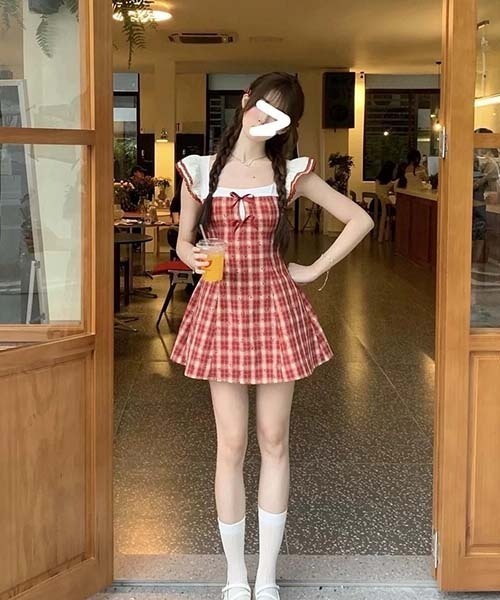 gossip!ロサンゼルス(ゴシップロサンゼルス)の「レッドチェック ガーリー フリルスリーブ ワンピース スクエアネック ハイウエスト A ライン コーデ 2026 夏(ワンピース・レディース・レッド・S/M)」の4枚目の写真