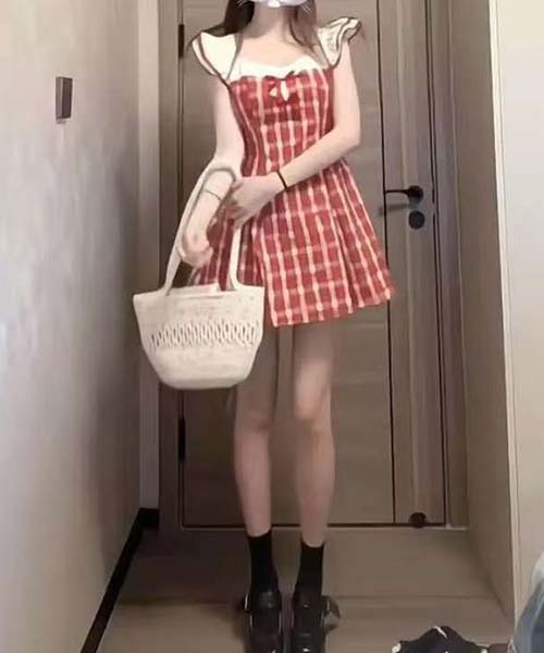 gossip!ロサンゼルス(ゴシップロサンゼルス)の「レッドチェック ガーリー フリルスリーブ ワンピース スクエアネック ハイウエスト A ライン コーデ 2026 夏(ワンピース・レディース・レッド・S/M)」の13枚目の写真
