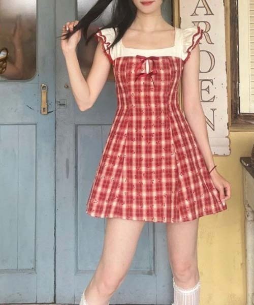 gossip!ロサンゼルス(ゴシップロサンゼルス)の「レッドチェック ガーリー フリルスリーブ ワンピース スクエアネック ハイウエスト A ライン コーデ 2026 夏(ワンピース・レディース・レッド・S/M)」の14枚目の写真