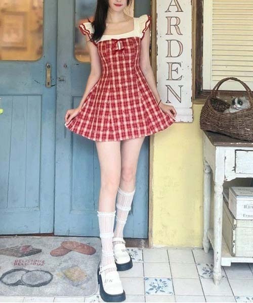 gossip!ロサンゼルス(ゴシップロサンゼルス)の「レッドチェック ガーリー フリルスリーブ ワンピース スクエアネック ハイウエスト A ライン コーデ 2026 夏(ワンピース・レディース・レッド・S/M)」の15枚目の写真