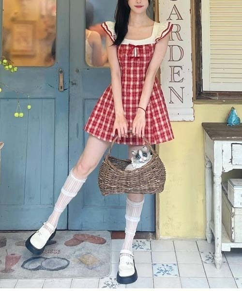 gossip!ロサンゼルス(ゴシップロサンゼルス)の「レッドチェック ガーリー フリルスリーブ ワンピース スクエアネック ハイウエスト A ライン コーデ 2026 夏(ワンピース・レディース・レッド・S/M)」の16枚目の写真