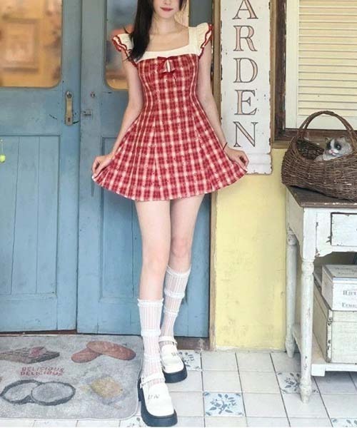 gossip!ロサンゼルス(ゴシップロサンゼルス)の「レッドチェック ガーリー フリルスリーブ ワンピース スクエアネック ハイウエスト A ライン コーデ 2026 夏(ワンピース・レディース・レッド・S/M)」の17枚目の写真