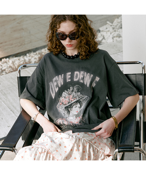 DEWEDEWE(デュイデュイ)の「レディースグラフィックトップ(2カラー)(Tシャツ/カットソー・レディース・グレー/ホワイト・FREE)」の2枚目の写真
