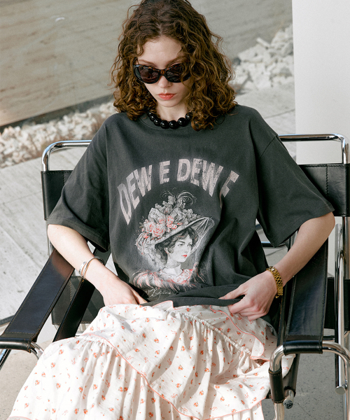 DEWEDEWE(デュイデュイ)の「レディースグラフィックトップ(2カラー)(Tシャツ/カットソー・レディース・グレー/ホワイト・FREE)」の4枚目の写真
