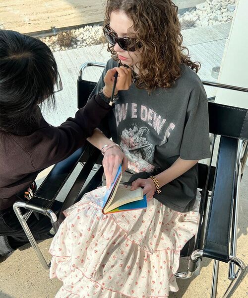 DEWEDEWE(デュイデュイ)の「レディースグラフィックトップ(2カラー)(Tシャツ/カットソー・レディース・グレー/ホワイト・FREE)」の5枚目の写真