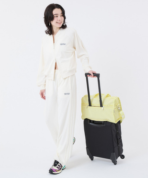 LeSportsac(レスポートサック)の「DELUXE MED WEEKENDER MH ロゴジャガードライムスナイデル(ボストンバッグ・レディース・イエロー・FREE)」の4枚目の写真
