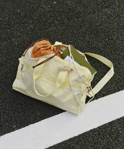 LeSportsac(レスポートサック)の「DELUXE MED WEEKENDER MH ロゴジャガードライムスナイデル(ボストンバッグ・レディース・イエロー・FREE)」の5枚目の写真