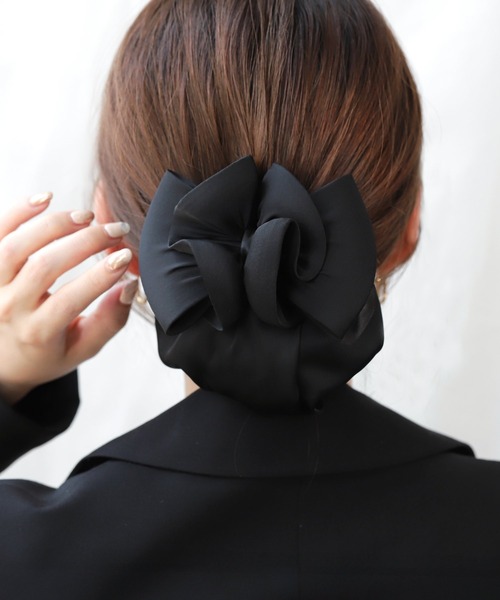 Cream dot.(クリームドット)の「立体感ある大きめリボンのシニヨンネット付きバレッタ(バレッタ/ヘアクリップ・レディース・ブラック・ONE SIZE)」の2枚目の写真
