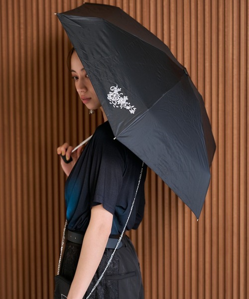 HARE(ハレ)の「【Wpc×HARE 晴雨兼用】ポーチツキヒガサ(HARE)(折りたたみ傘・レディース・ブラック・FREE)」の6枚目の写真