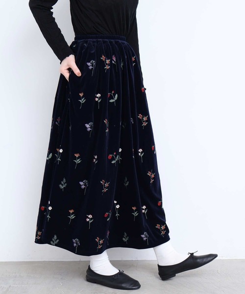 l'atelier du savon(アトリエドサボン)の「秋の草花 ベロア刺繍ロングスカート(スカート・レディース・ネイビー/ブラウン・FREE)」の2枚目の写真