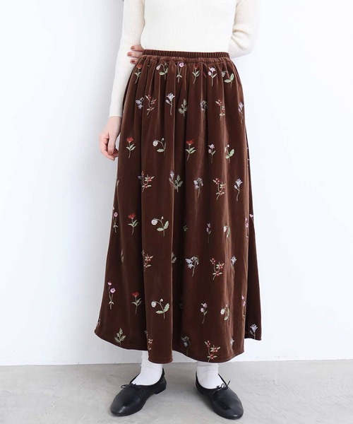 l'atelier du savon(アトリエドサボン)の「秋の草花 ベロア刺繍ロングスカート(スカート・レディース・ネイビー/ブラウン・FREE)」の1枚目の写真
