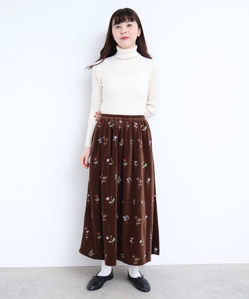 l'atelier du savon(アトリエドサボン)の「秋の草花 ベロア刺繍ロングスカート(スカート・レディース・ネイビー/ブラウン・FREE)」の3枚目の写真