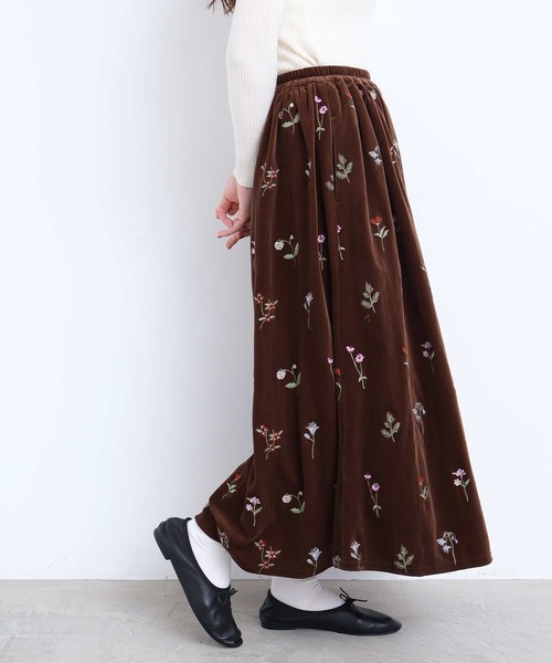 l'atelier du savon(アトリエドサボン)の「秋の草花 ベロア刺繍ロングスカート(スカート・レディース・ネイビー/ブラウン・FREE)」の4枚目の写真