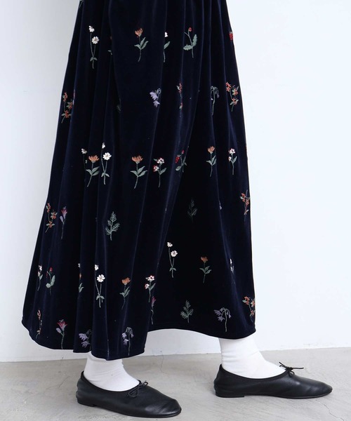 l'atelier du savon(アトリエドサボン)の「秋の草花 ベロア刺繍ロングスカート(スカート・レディース・ネイビー/ブラウン・FREE)」の10枚目の写真