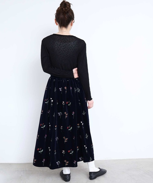 l'atelier du savon(アトリエドサボン)の「秋の草花 ベロア刺繍ロングスカート(スカート・レディース・ネイビー/ブラウン・FREE)」の12枚目の写真