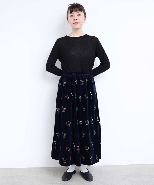 l'atelier du savon(アトリエドサボン)の「秋の草花 ベロア刺繍ロングスカート(スカート・レディース・ネイビー/ブラウン・FREE)」の11枚目の写真