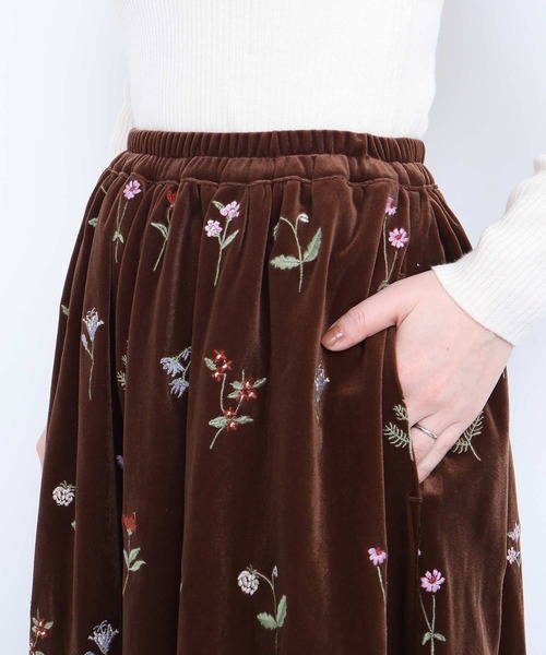 l'atelier du savon(アトリエドサボン)の「秋の草花 ベロア刺繍ロングスカート(スカート・レディース・ネイビー/ブラウン・FREE)」の17枚目の写真